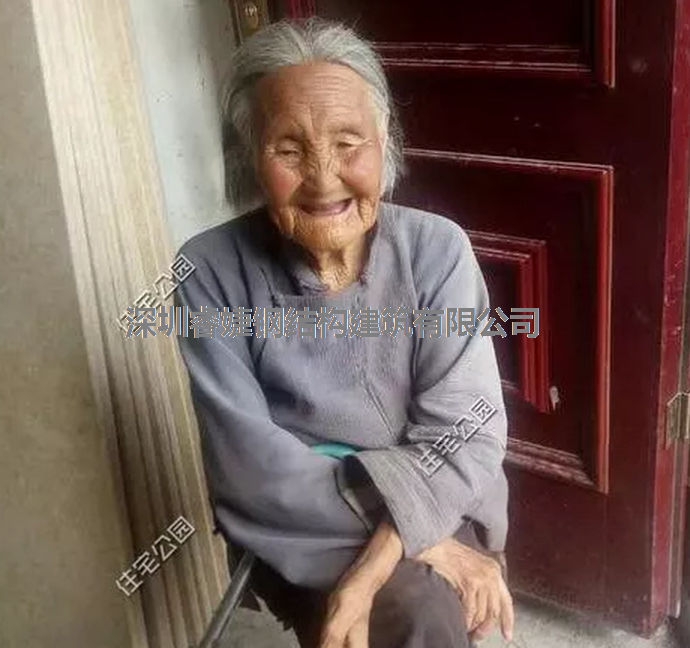 孩子花58萬(wàn)回農村蓋別墅只為盡孝、老母親全程監工，全村羨慕！(圖1)